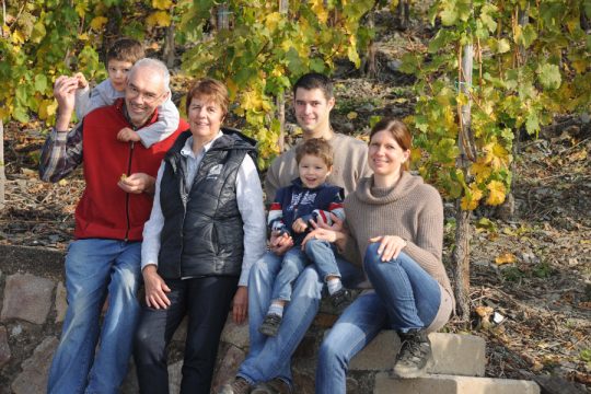 Andrea und Christoph Schaefer mit Kindern und Großeltern