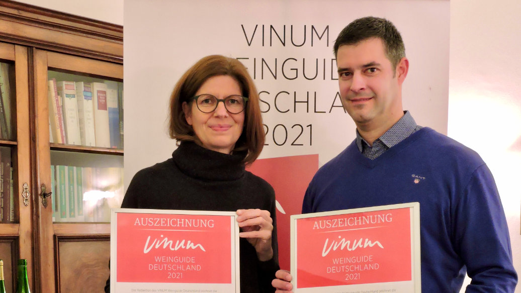 Andrea und Christoph mit den Auszeichungen von Vinum Weinguide 2021