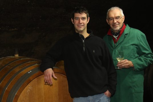 Christoph und Willi Schaefer im Weinkeller