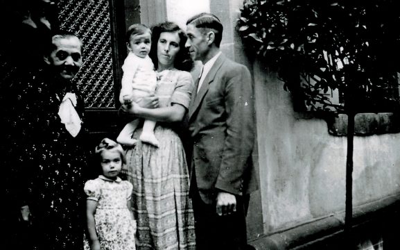 Familie Schaefer vor dem Domprobsthaus 1950