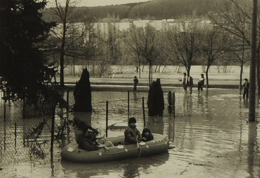 Junge im Schaluchboot beim Hochwasser 1983